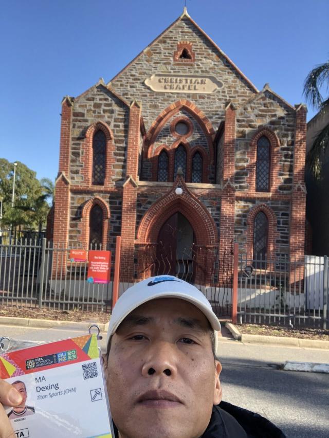 1689521758745083427.jpg 本报记者马德兴领取本届女足世界杯采访证件。.jpg