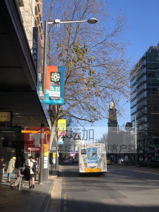 1689522051001045562.jpg 阿德莱德街上对于女足世界杯只有一些简单的宣传。.jpg